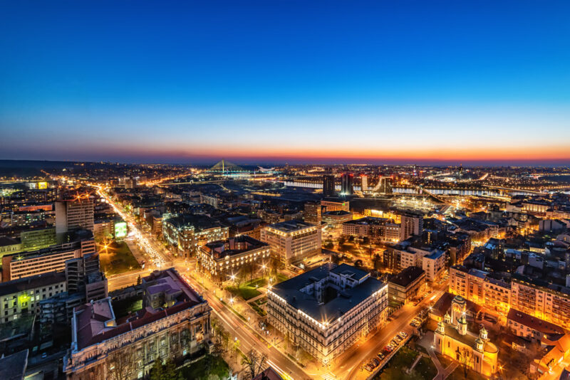 Panorama Beograda noću sa osvetljenim ulicama i mostovima